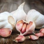 vitunguu saumu vizima na punje zake baada ya kuvunjwa 02